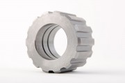 POLEA DENTADA, con eje acabado para rodamiento con circlips